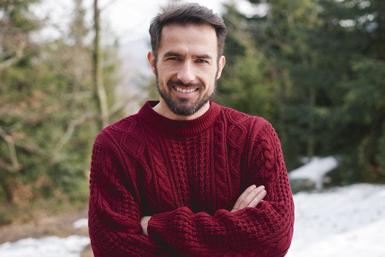 Bild zeigt Mann in winterlicher Landschaft