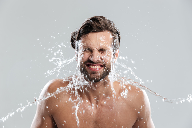 Bild zeigt Mann mit Wasser im Gesicht