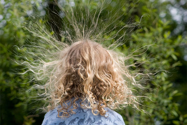 Bild zeigt Kind mit Haaren die zu Berge stehen