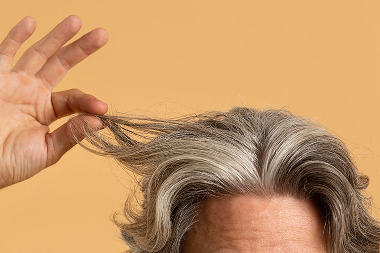 Älterer Mann mit grauen Haaren