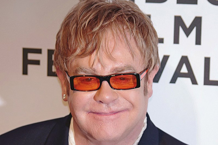 Elton John unterzog sich ebenfalls einer Haartransplantation