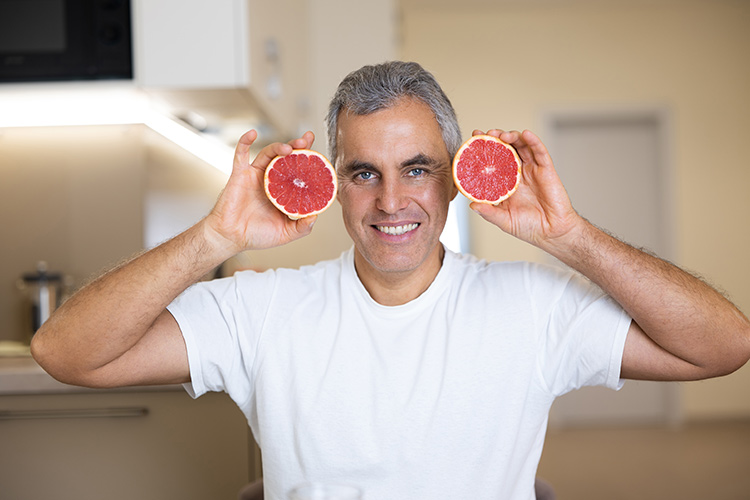 Bild zeigt Mann mit Obst