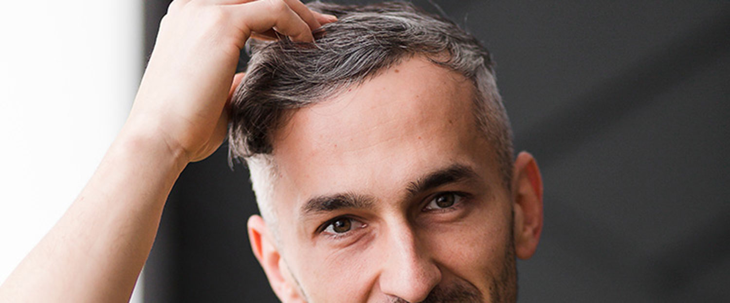 Bild zeigt Mann mit grauen Haaren