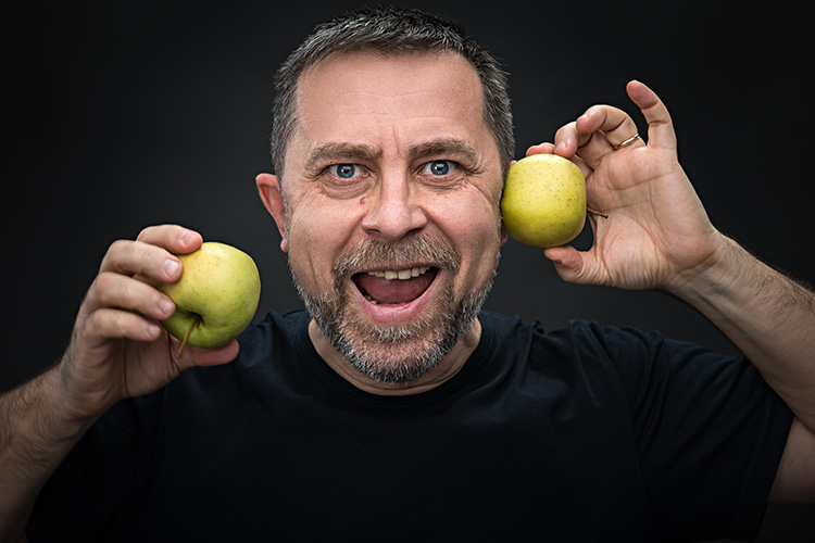 Bild zeigt Mann mit Obst