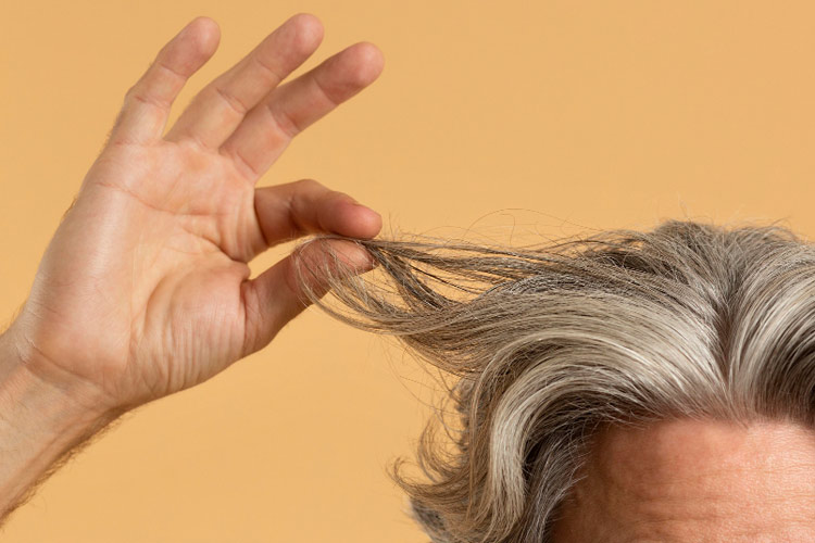 Mann zeigt sein volles Haar in die Kamera